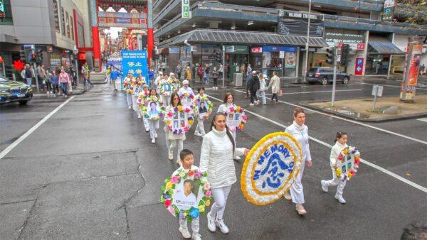 Ladies dressed in white holding wreaths on July 9, 2022 in Melbourne, Australia commemorating practitioners who died during the CCP's persecution on Falun Gong in China. (Chen Ming/Epoch Times)