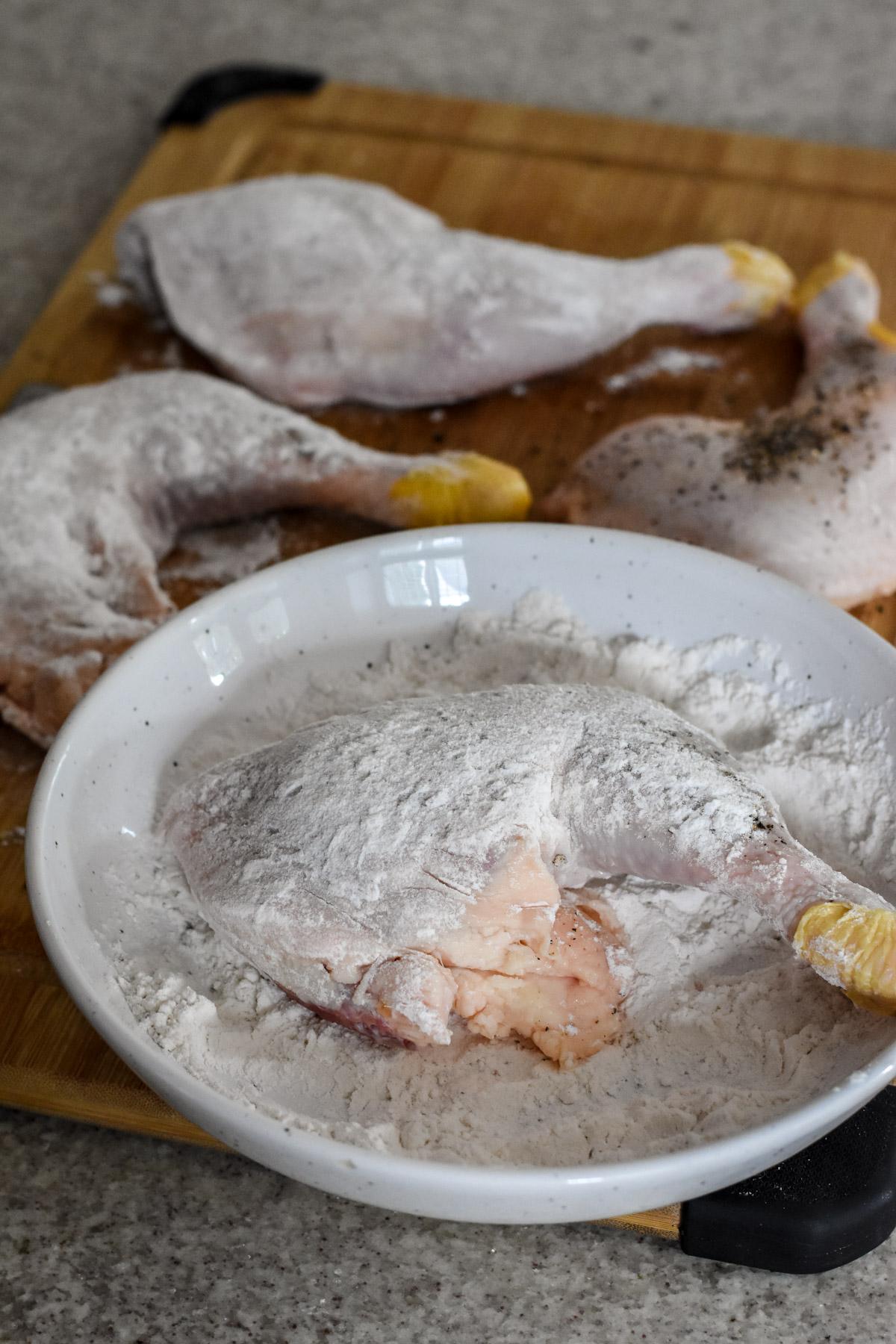 Evenly coat the chicken pieces with flour. (Audrey Le Goff)