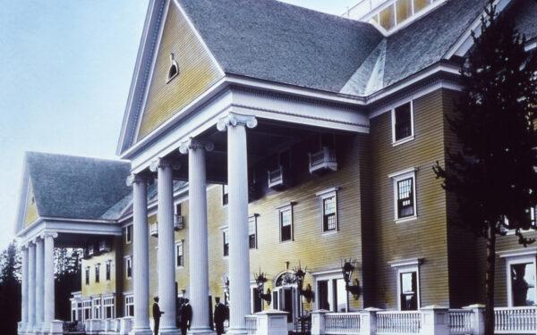 Historical photo of Lake Yellowstone Hotel. (Yellowstone National Park Photo Archives)