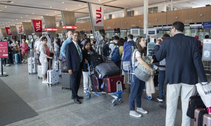 New Poll Suggests More Than Half of Canadians Are Worried About Issues at Airports