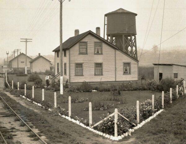 A train depot and residence owned by the Great Northern Railway in Edmonds, Wash. (Public Domain)