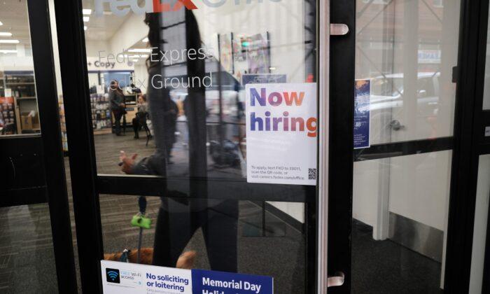 US Job Seekers Rushing to Find New Employment Before Recession Hits: Survey