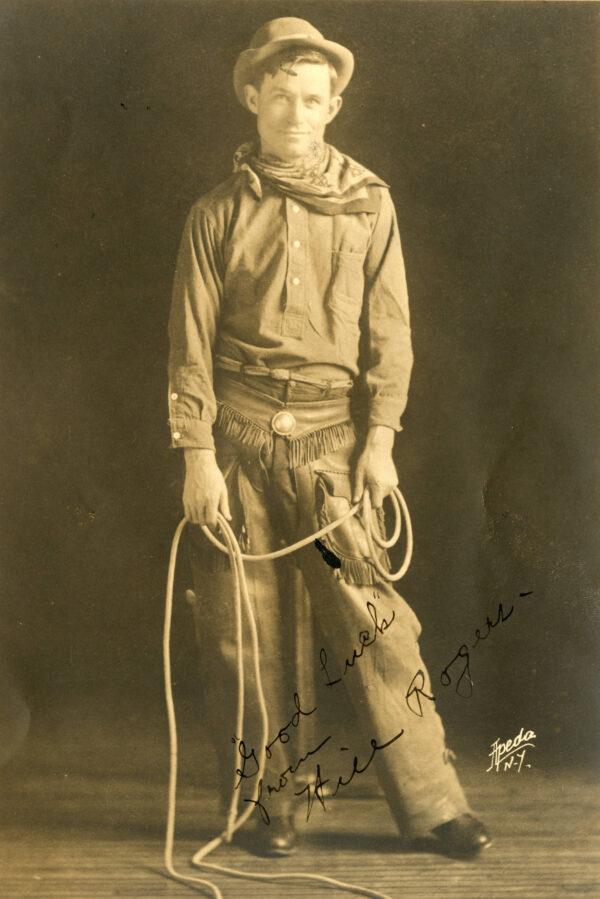 An autographed photo of Will Rogers from 1912. (Public Domain)