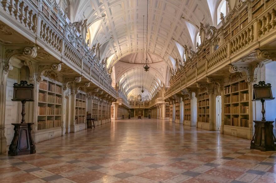  Mafra Library, Portugal. (Courtesy of <a href="https://www.instagram.com/richardsilverphoto/">Richard Silver</a>)