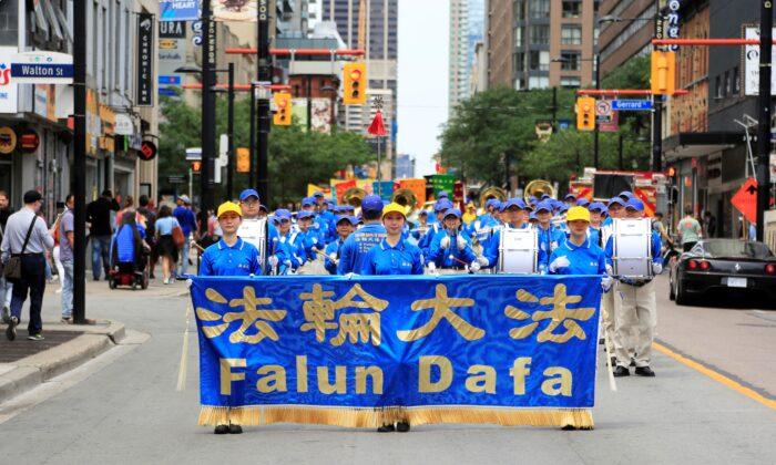 Falun Gong Adherents Hold Large-Scale Parade in Toronto, Call for End of Persecution Campaign in China