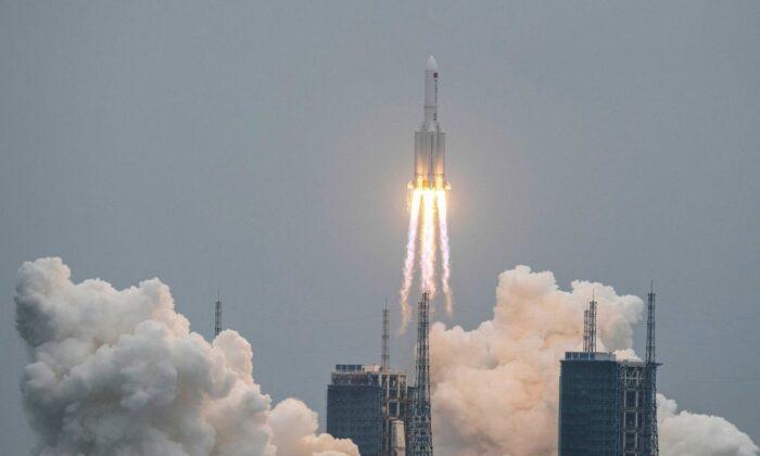 Chinese Rocket Debris to Soon Fall in Uncontrolled Reentry; Sen. Joe Manchin Changes Course on BBB | NTD Good Morning