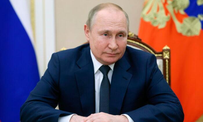 Putin Urges Military Pause in Ukraine Region