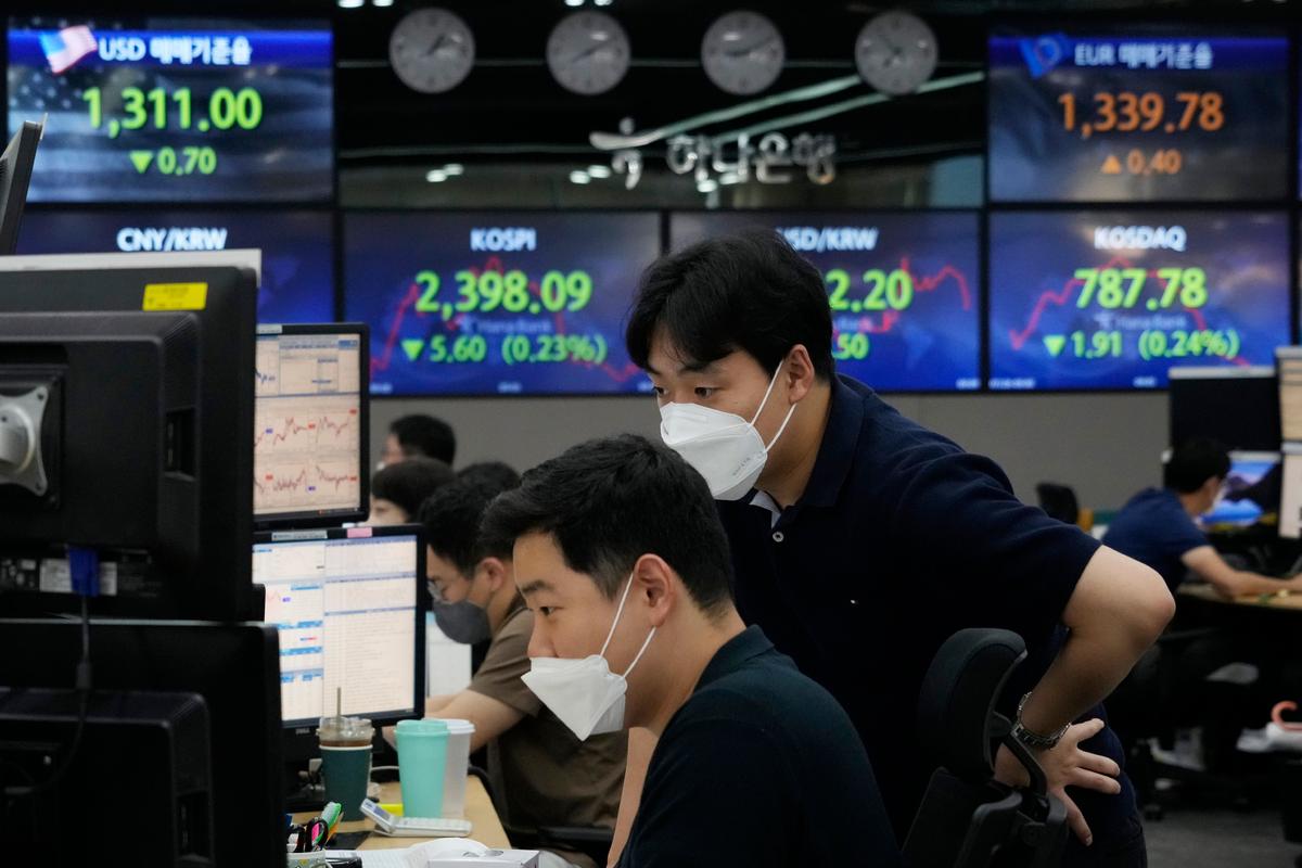 Global Stocks Mixed Ahead of Expected US Rate Hike