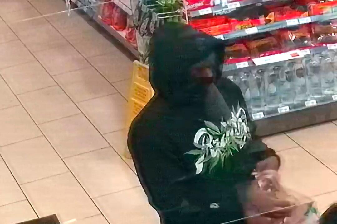 Police Search for Gunman Who Killed 2 in Wave of 7-Eleven Holdups