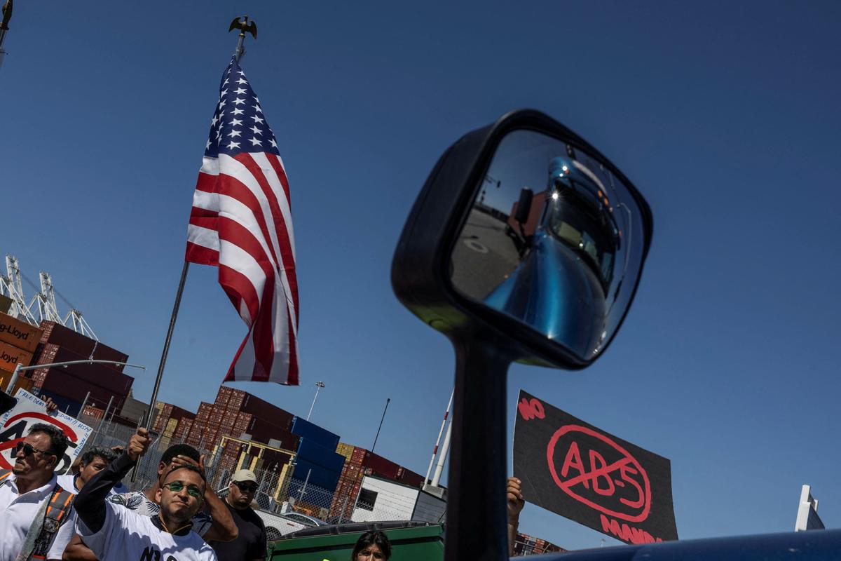 Uber Drivers Get to Be Independent Contractors in California—So Why Shouldn’t Truck Drivers?
