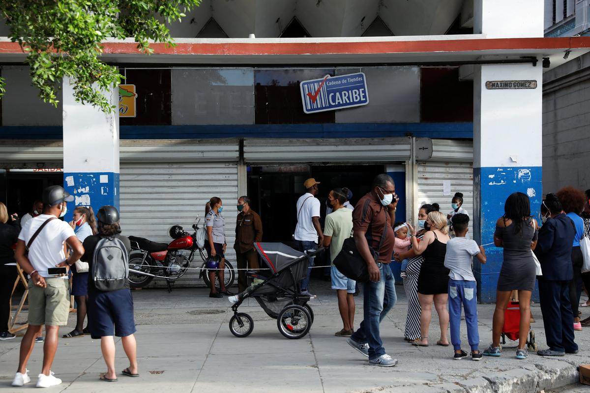 People line up to enter a store in downtown Havana, Cuba, on March 1, 2022. (Amanda Perobelli/Reuters)