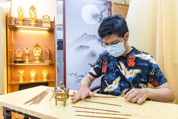 Hongkonger Aaron has been “searching for incense” since he was 15 years old. Now he is committed to promoting incense culture. Aaron talks about incense making in August 2021  (TM Chan/The Epoch Times)