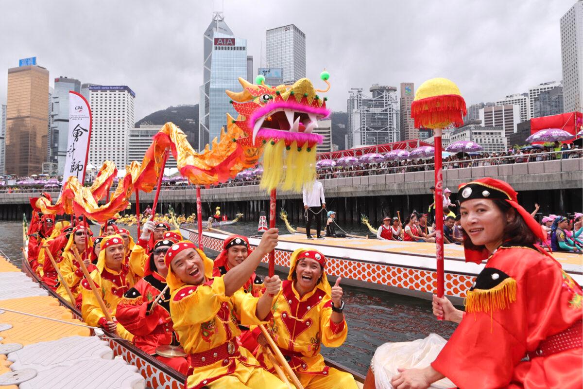 Hong Kong Dragon Boat Carnival, players from many countries around the world hold a dragon boat celebration on June 9, 2017. (Adrian Yu/The Epoch Times)