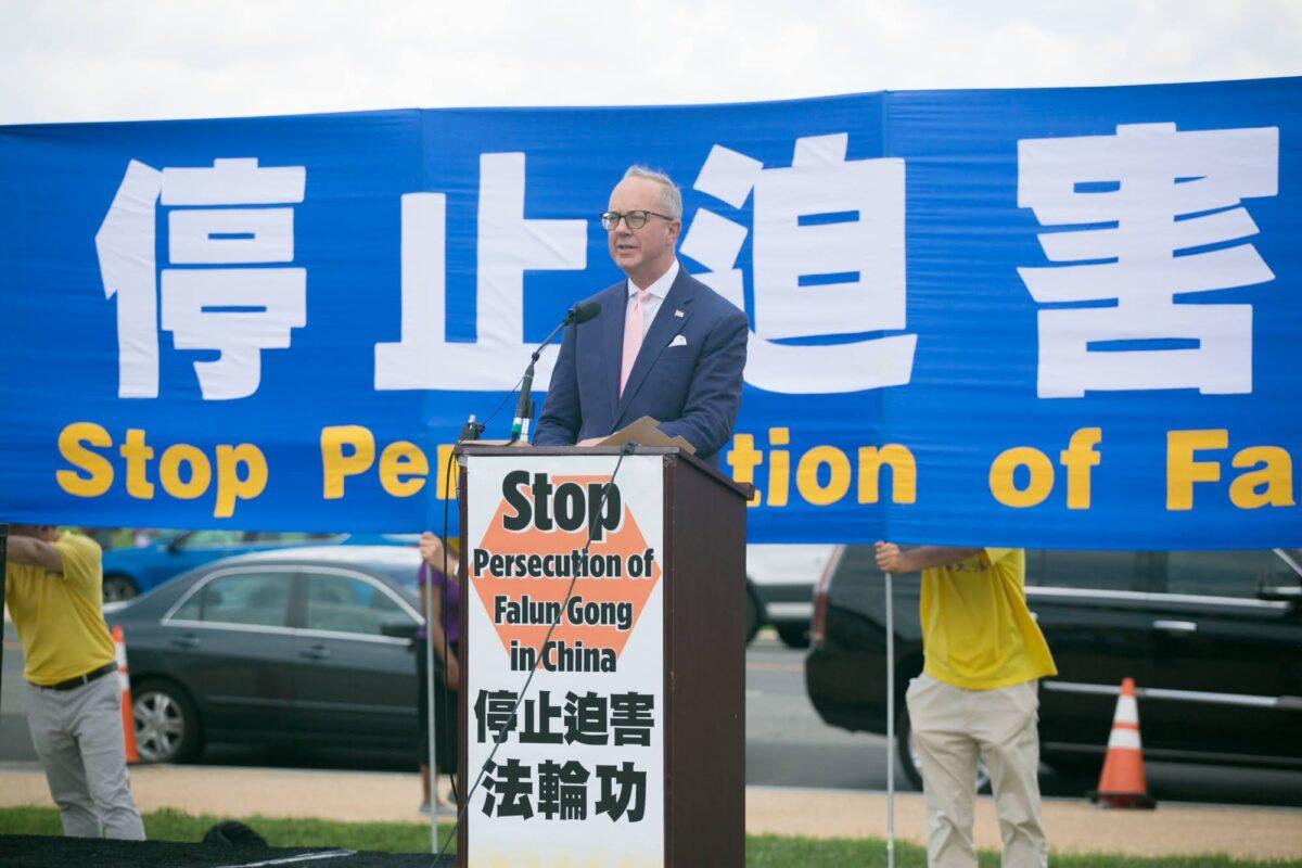 Eric Ueland, commissioner at the United States Commission on International Religious Freedom, speaks at a rally in Washington on July 21, 2022, marking the 23rd year since the commencement of the Chinese regime's persecution of Falun Gong. (Lisa Fan/The Epoch Times)