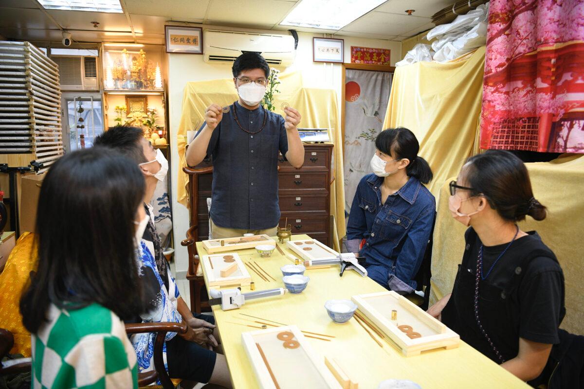 Aaron Tang teaches traditional incense-making. July 14, 2022. (Hui Tat/The Epoch Times)