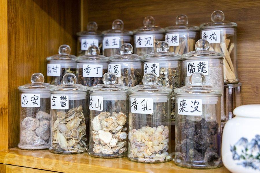 All kinds of raw materials are used for making incense. July 14, 2022. (Hui Tat/The Epoch Times)