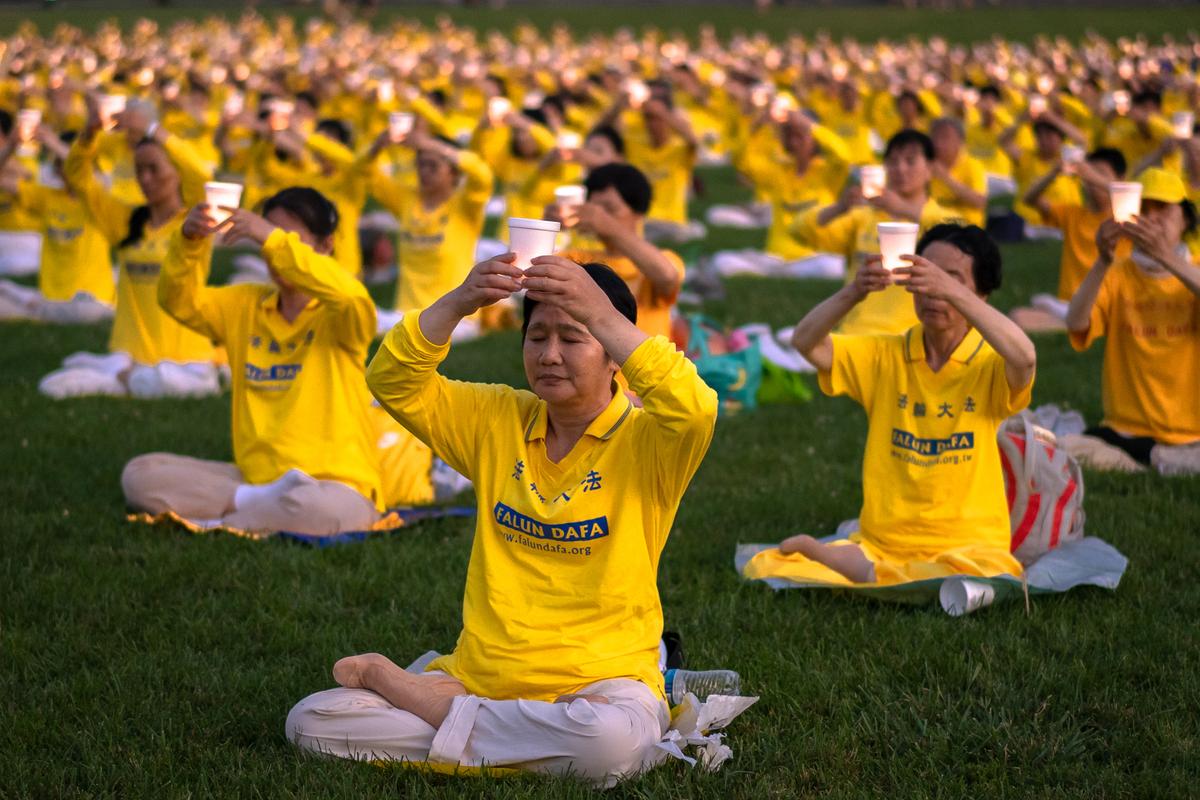 Over 1,000 Falun Gong practitioners hold a candlelight vigil at the Washington Monument on July 21, 2022. (Samira Bouaou/The Epoch Times)