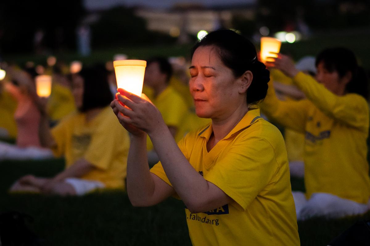 More than 1,000 Falun Gong practitioners hold a candlelight vigil at the Washington Monument on July 21, 2022. (Samira Bouaou/The Epoch Times)