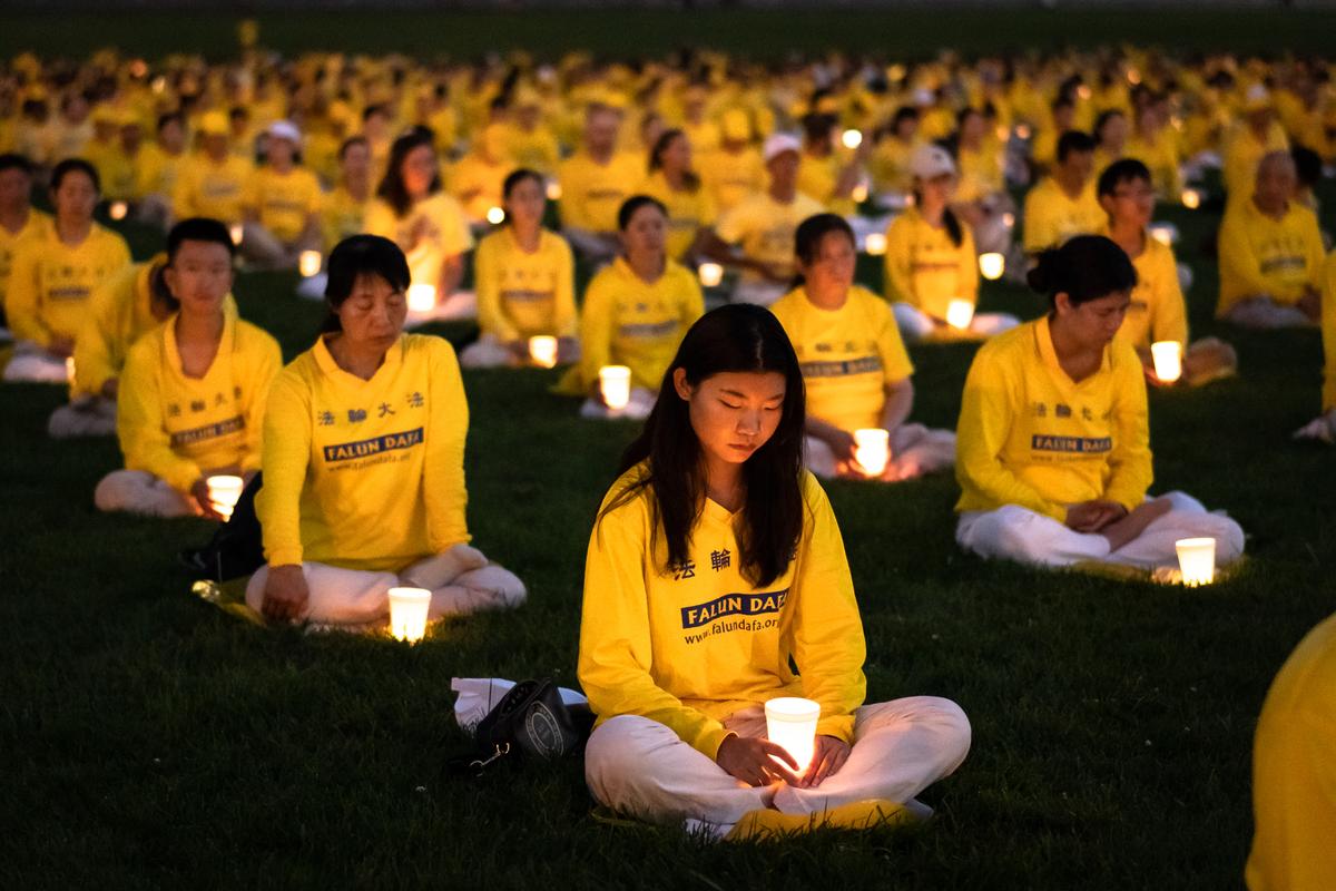 More than 1,000 Falun Gong practitioners hold a candlelight vigil at the Washington Monument on July 21, 2022. (Samira Bouaou/The Epoch Times)