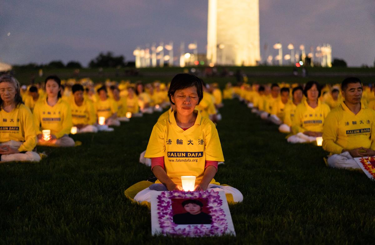 More than 1,000 Falun Gong practitioners hold a candlelight vigil at the Washington Monument on July 21, 2022. (Samira Bouaou/The Epoch Times)