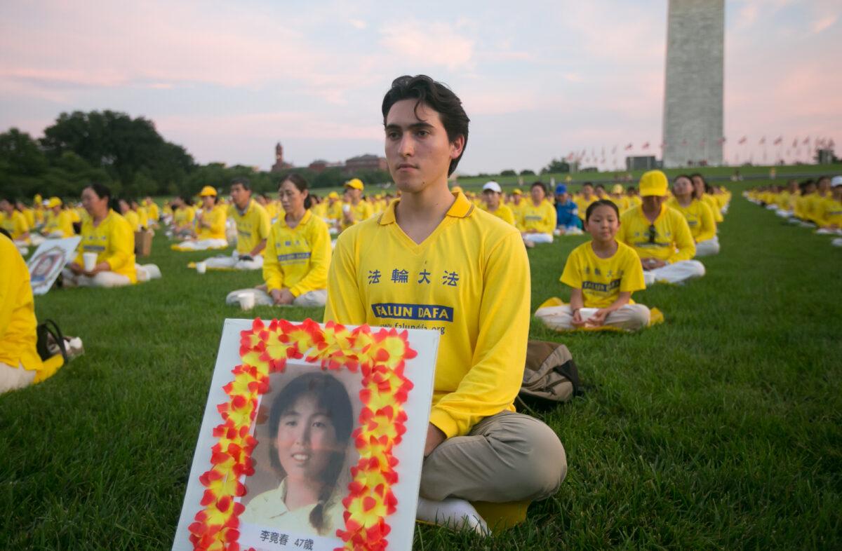 Makai Allbert, a 21-year-old senior at Fei Tian College in upstate New York, at the candlelight vigil commemorating those killed in the persecution of Falun Gong at Washington Monument on July 21, 2022. (Lisa Fan/The Epoch Times)