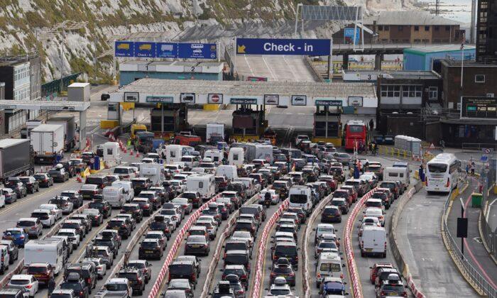 UK Port Blames 6-hour Queues on ‘Inadequate’ French Border Staffing