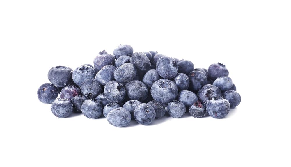  Let your blueberries dry completely before freezing, and they won't stick together. (Pixel-Shot/Shutterstock)