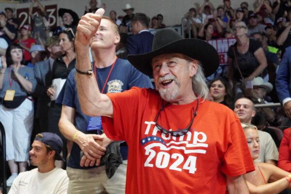 Joe Bagley of Prescott, Ariz., gives a thumbs-up to Arizona Republican gubernatorial candidate Kari Lake at a Save America rally on July 22, 2022. (Allan Stein/The Epoch Times