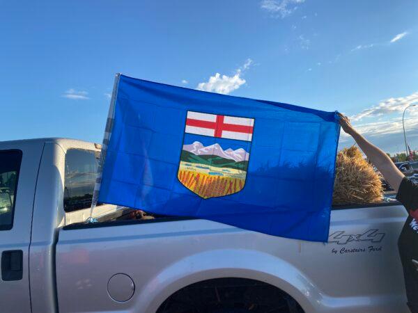 The Alberta flag is seen on a truck participating in a convoy protest in Calgary on July 23, 2022. This is one of dozens of convoys that rolled out across the country to support farmers in the Netherlands and other European countries who are protesting climate change policies which they say will hurt farmers' livelihoods. (Cai Wei/The Epoch Times)