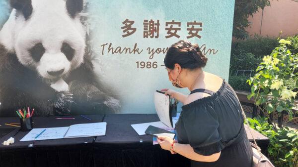 People come to mourn for An An in Ocean Park. July 21, 2022. (Doris Li/The Epoch Times)