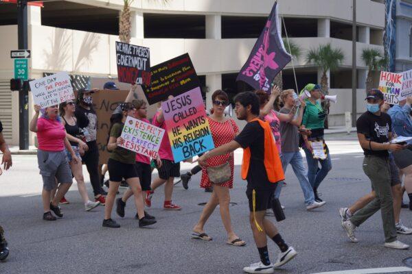 About 100 protesters angry about a nearby gathering of young conservatives block traffic on downtown Tampa streets on July 23. (Natasha Holt/The Epoch Times)