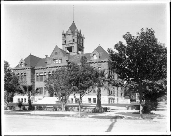 Exterior view of the Santa Ana (Orange County) Court House in 1905. (Public Domain)