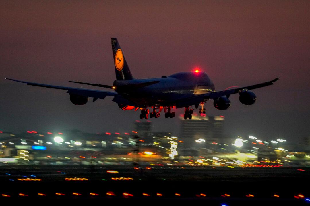 Boeing Flight Carrying 345 People Bounces on LAX Runway During ‘Rough Landing’