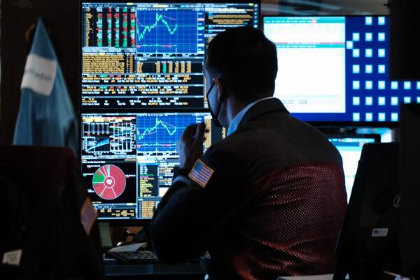 Traders work on the floor of the New York Stock Exchange (NYSE) on July 25, 2022. (Spencer Platt/Getty Images)