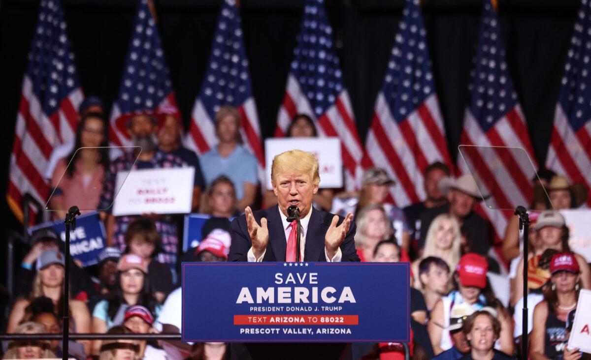  Former President Donald Trump gestures at a rally in Prescott Valley, Ariz., on July 22, 2022. (Mario Tama/Getty Images)