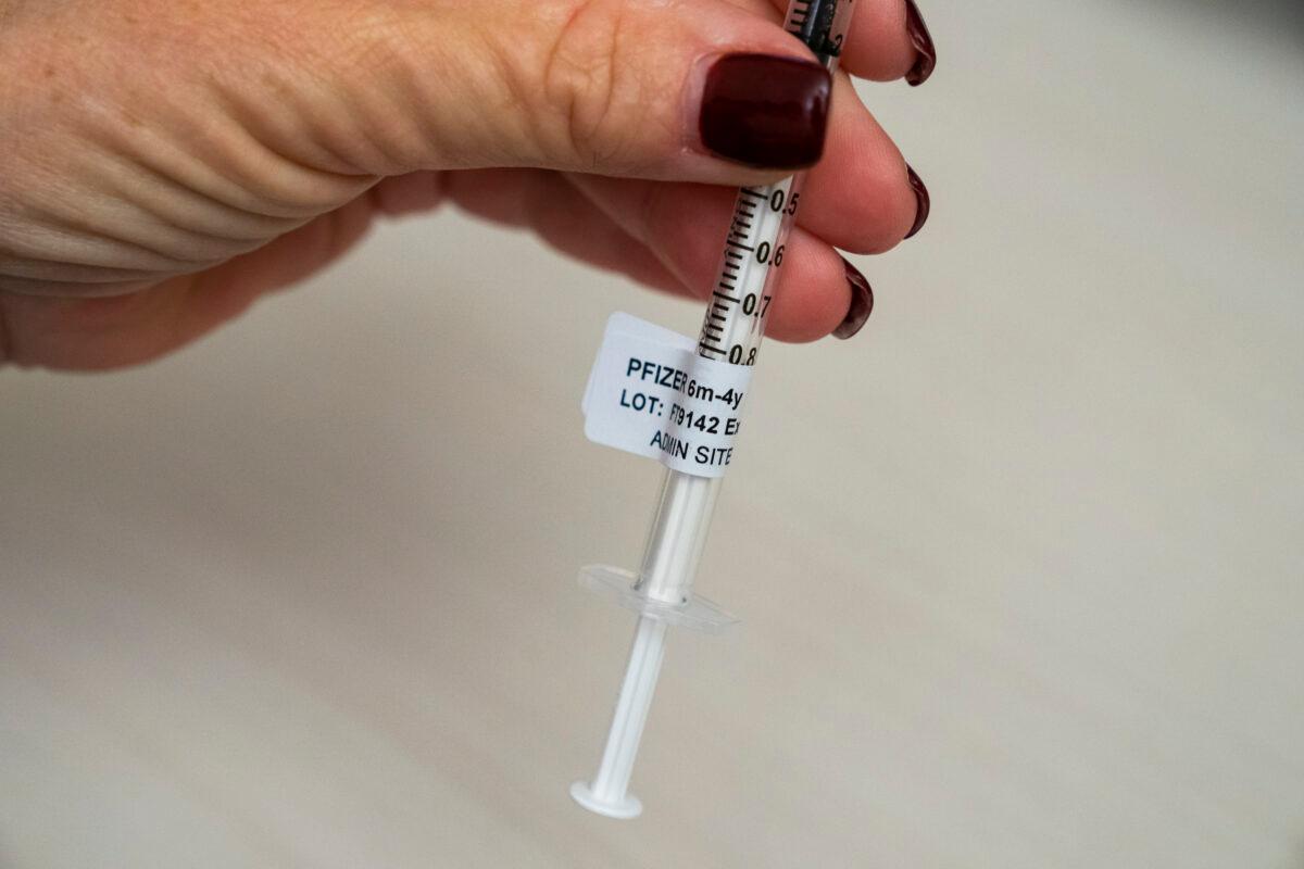  A nurse holds a syringe that contains a dose of the Pfizer COVID-19 vaccine for children under age five at UW Medical Center - Roosevelt in Seattle, Wash., on June 21, 2022.David Ryder/Getty Images)