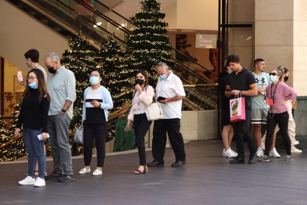 People shop in Pitt Street mall ahead of Christmas in Sydney, Australia, on Dec. 14, 2021. (Brendon Thorne/Getty Images)
