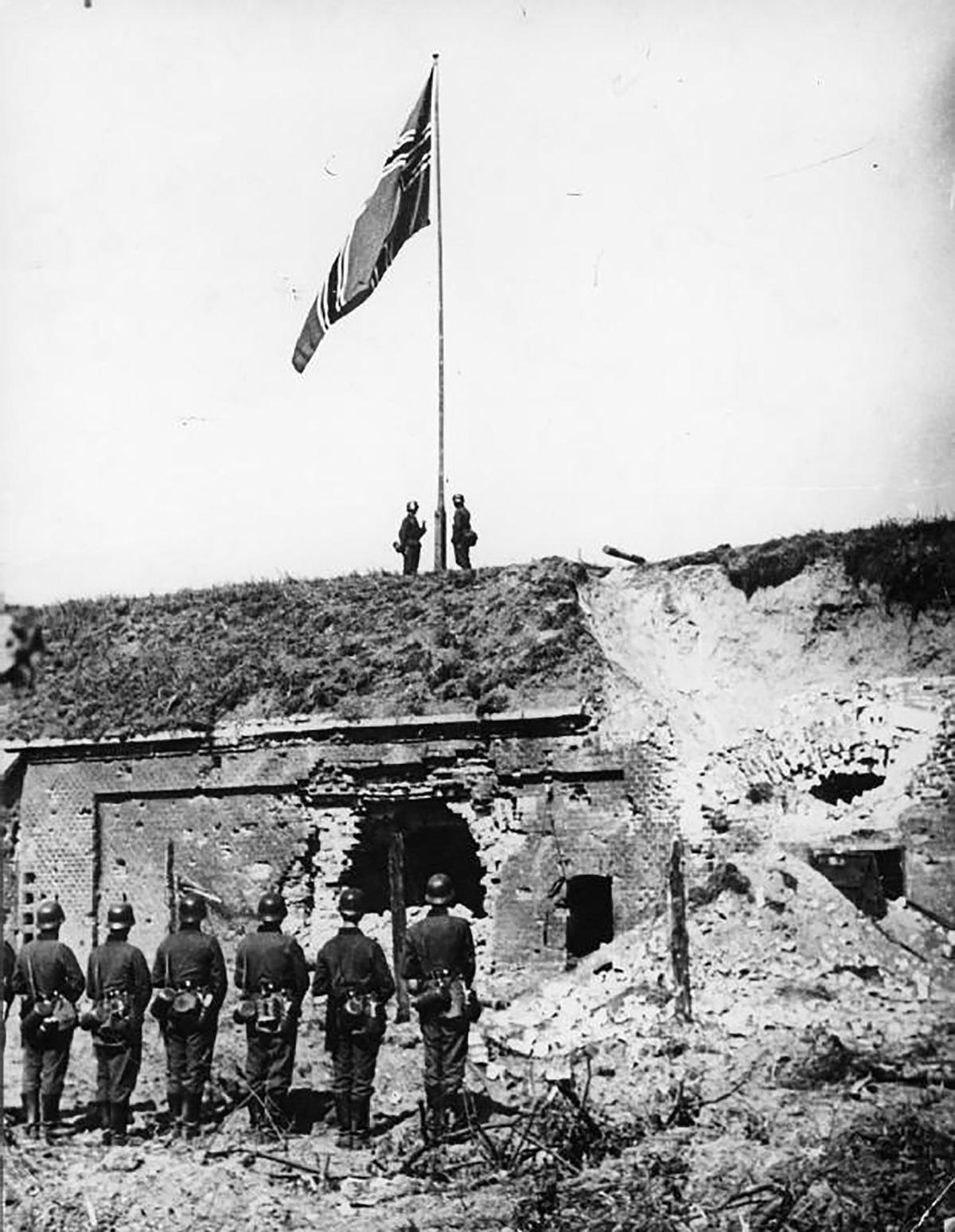 A German flag hoisted over the Military Transport Depot of the Polish Army during the Nazi–Soviet Invasion of Poland in 1939. Keystone Press photographer. (Public Domain)