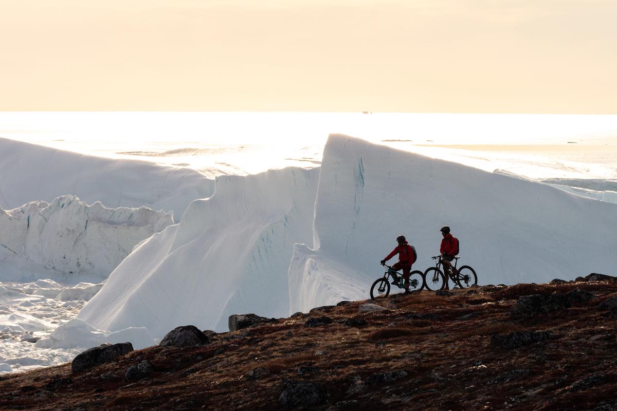 Bikers take a break on a trail. (Ben-Haggar/Visit-Greenland)