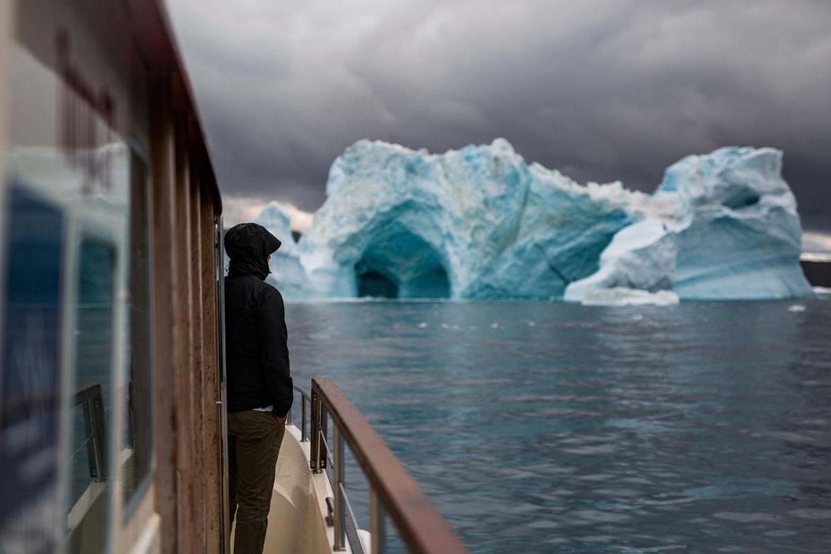 Sighting an iceberg. (Aningaaq R. Carlsen/Visit-Greenland)<br/><br/>