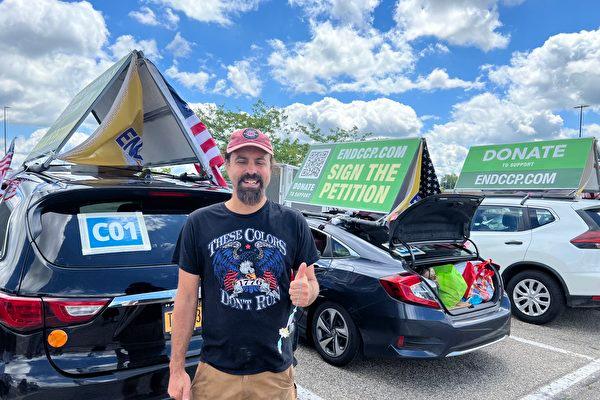 Will Brininstool supports the EndCCP petition when the EndCCP Tour was resting at the parking lot in Michigan on July 25, 2022. (Sarah Lu/Epoch Times)