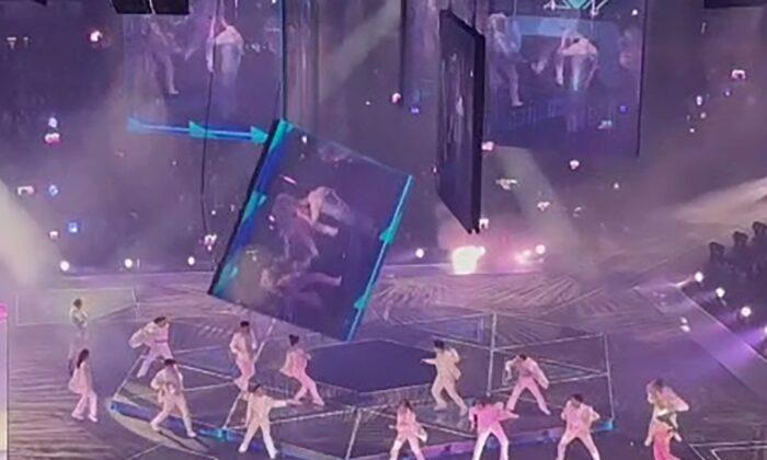Giant LCD Screen Falls Onto Boy Band Dancers in Hong Kong; $10 Million Reward Offered for Info on Russian Election Interference | NTD Good Morning