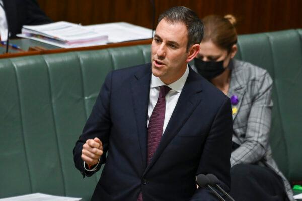 Australian Federal Treasurer Jim Chalmers speaks at Parliament House in Canberra, Australia, on July 28, 2022. (Martin Ollman/Getty Images)