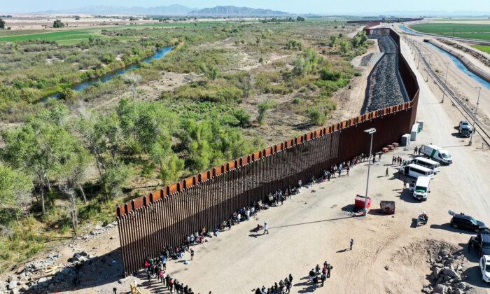 Arizona Constructs Border Wall Out of Shipping Containers and Razor Wire; Actress Anne Heche Dies | NTD Good Morning
