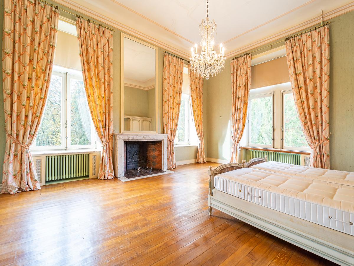 The castle’s bedrooms are grand and luxurious, while retaining a warm and welcoming style. (Courtesy of Belgium Sotheby’s International Realty)