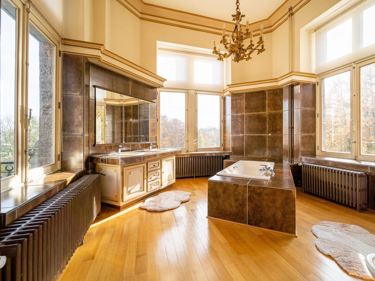 This amazing bath is regal indeed, providing a panoramic view of the beautiful countryside surrounding the castle. (Courtesy of Belgium Sotheby’s International Realty)