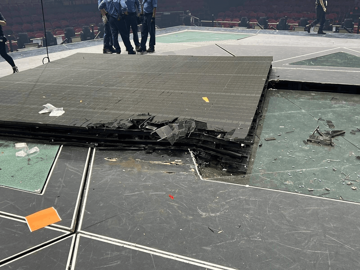The 600kg TV screen was damaged after hitting the performers in Hong Kong on July 28, 2022. (Big Mack/The Epoch Times)