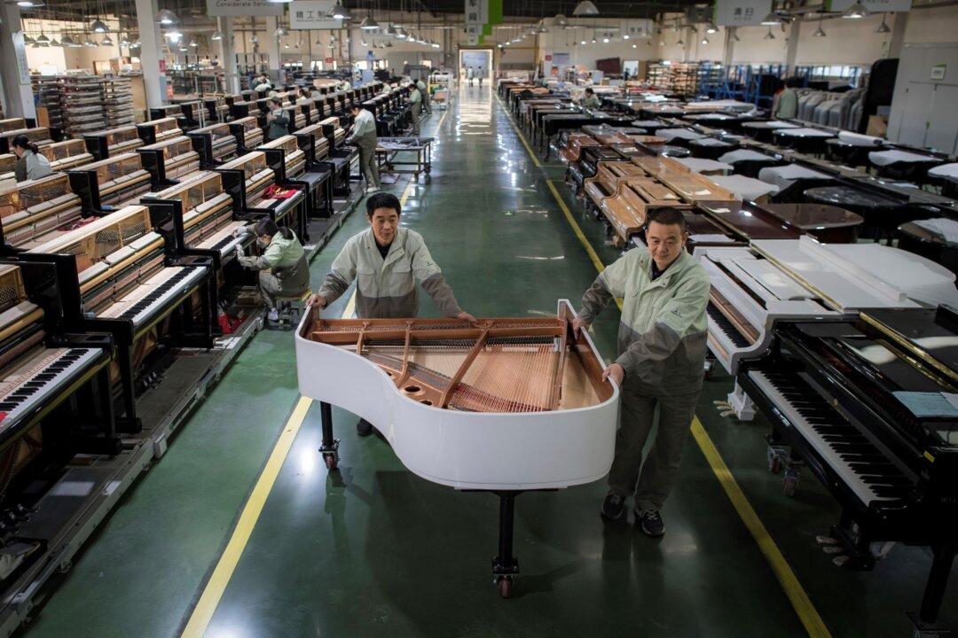 Chinese Factory Activity Sinks, Weighing on Weak Economy