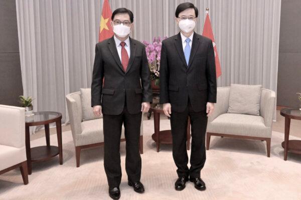  Chief Executive John Lee (right) meets Singaporean Deputy Prime Minister and Coordinating Minister for Economic Policies Heng Swee Keat. (Information Services Department, Hong Kong government)