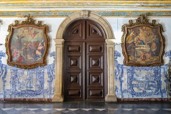 The entrance hall of the São Francisco Church exhibits multiple religious paintings and azulejo panels displaying biblical scenes, making the church unique. The Portuguese influence is noticeable throughout the church, with the ceramic tiles imported from Lisbon in 1748, after the church’s reconstruction. (<a href="https://en.wikisource.org/wiki/Author:Paul_Robert_Burley">Paul R. Burley</a>/ <a href="https://creativecommons.org/licenses/by-sa/4.0/deed.en">CC BY-SA 4.0</a>)